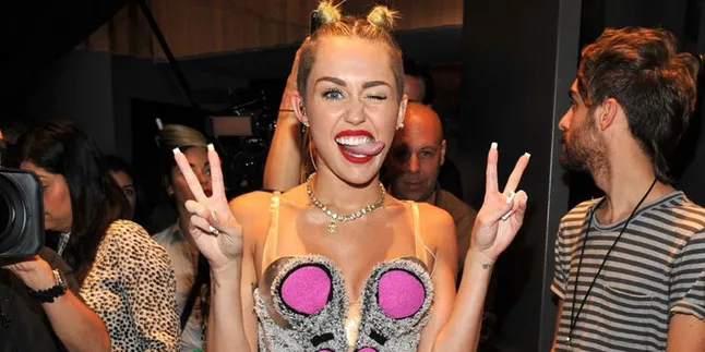 Lady Gaga Dukung Aksi Kontroversial Miley Cyrus