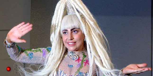 Lady Gaga Tanda Tangani Kontrak Pertama Karena Diancam?