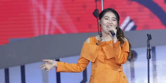 Lagi Jalan-Jalan di Pantai, Gadis 'Londo' Ini Kejutkan Via Vallen