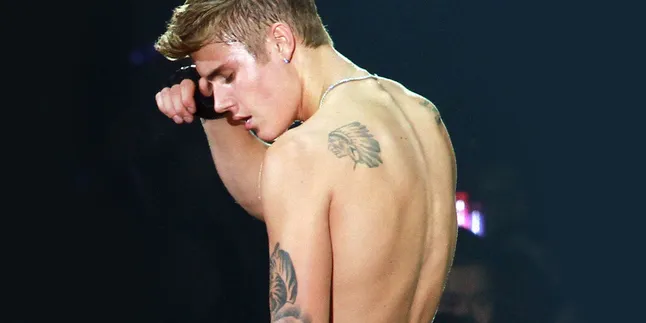 Lagi! Justin Bieber Pamer Perut Seksinya