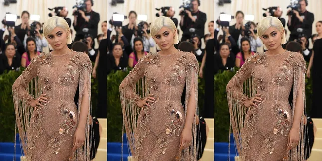 Lagi, Kylie Jenner Tampil Mencolok Dengan Rambut Blue Denim! Lagi, Kylie Jenner Tampil Mencolok Dengan Rambut Blue Denim!