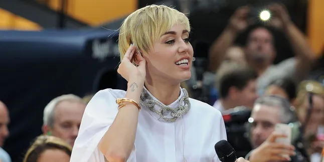 Lagi, Miley Cyrus Cium Popstar Wanita!