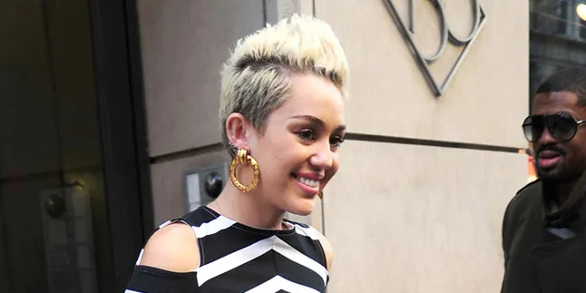 Lagi, Miley Cyrus Sebar Foto Nyaris Bugil di Kamar Mandi!