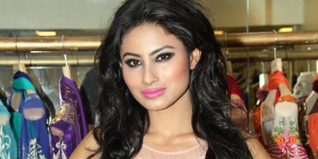 Lagi, Mouni Roy Pamer Area Pribadi Yang Bikin Mata Terpana