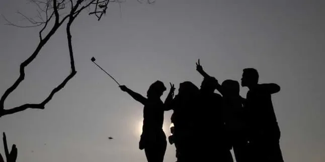 Lagi Selfie, Ternyata Ada Penampakan Wanita Pucat di Foto Ini
