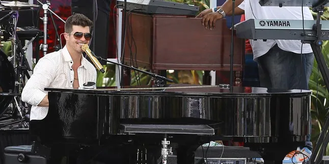 Lagi, Single 'Blurred Lines' Milik Robin Thicke Dicekal!