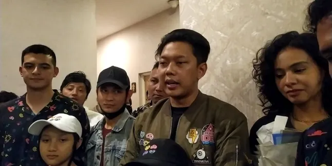 Lagi Tour di Malang, Pemain 'LARA ATI' Takziah ke Rumah Cak Sapari