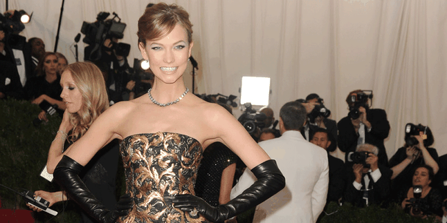 Lagi Trend, Karlie Kloss Juga Ikutan Nip Slip! Lagi Trend, Karlie Kloss Juga Ikutan Nip Slip!