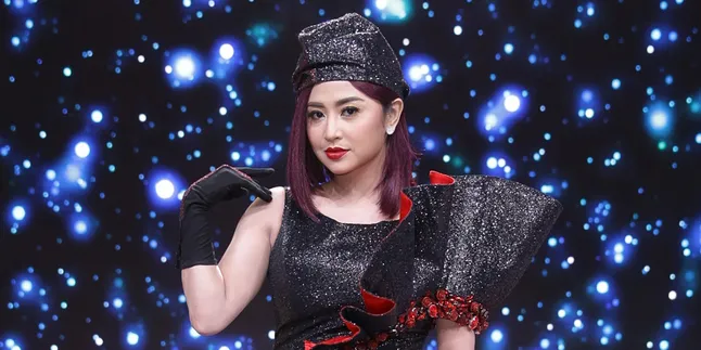 Lagu Dewi Perssik 'Indah Pada Waktunya' Tembus 100 Juta Penonton