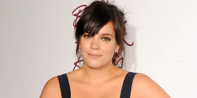 Lahiran, Lily Allen Bakal Ditemani Musik Heavy Metal
