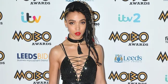 Lakoni Aksi Menantang, FKA Twigs Mesra-Mesraan Dengan Pria Lain Lakoni Aksi Menantang, FKA Twigs Mesra-Mesraan Dengan Pria Lain