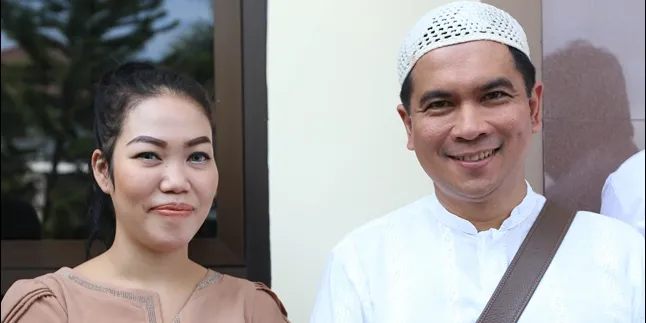 Lama Berseteru, Khrisna Mukti Akhirnya Salami Lembut Tangan Devi Lama Berseteru, Khrisna Mukti Akhirnya Salami Lembut Tangan Devi