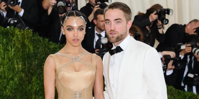 Lama 'Menghilang', Robert Pattinson Gandeng Mesra FKA Twigs