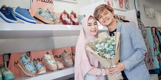 Long Absence from the Screen, Anisa Rahma Now Sells Syar'i Shoes Complete with Gamis and Masks