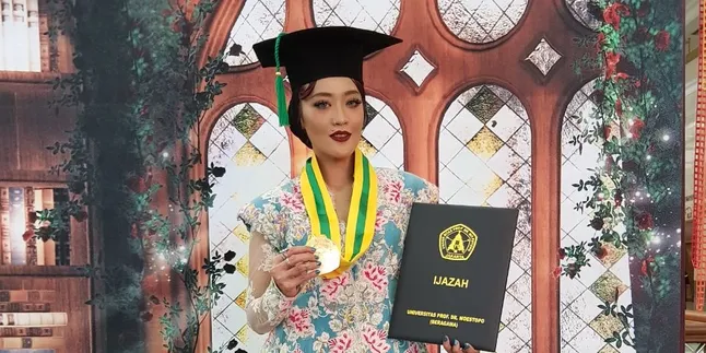Lama Tak Terdengar, Mantan Personel Dewi-Dewi Inna Kamarie Tiba-Tiba Lulus Cumlaude