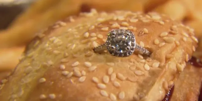 Rayakan Valentine, Lamar Kekasih Dengan Burger Seharga 40 Juta