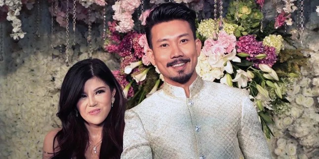Lamaran, Ini Momen Denny Sumargo Pasangkan Cincin di Jari Manis Dita Soedarjo