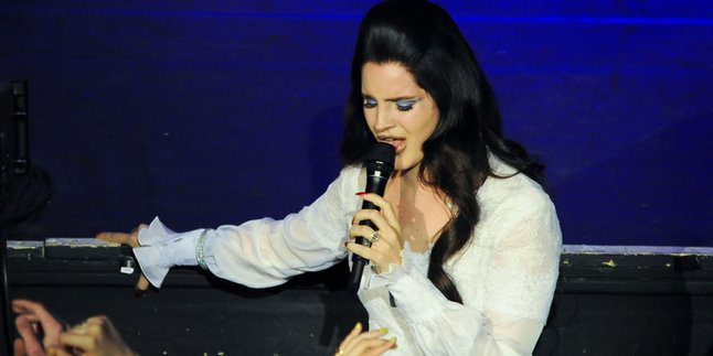 Lana Del Rey Berbagi Single Terbarunya, 'Shades Of Cool'