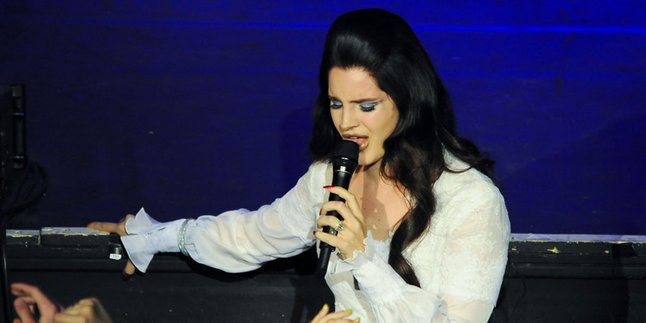 Lana Del Rey Bikin Cerah Suasana Festival Glastonbury 2014