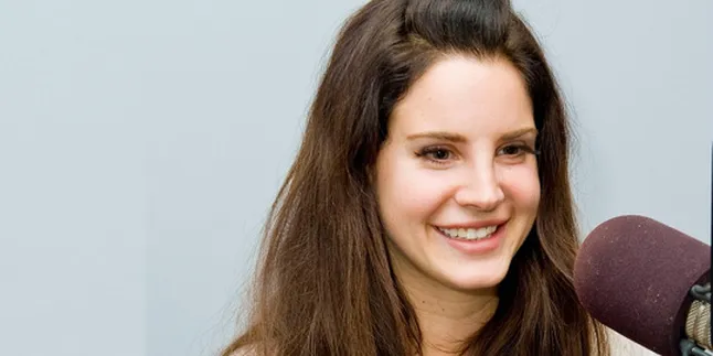 Lana Del Rey dan Barrie-James O'Neill Resmi Tunangan?