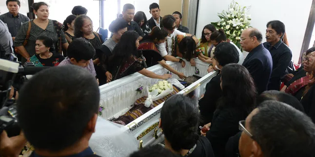 Langit Menangis Saat Jenazah Eddy Silitonga Dimakamkan