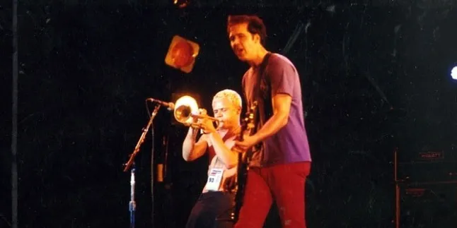 Langka, Nirvana Berkolarborasi Dengan Flea RHCP