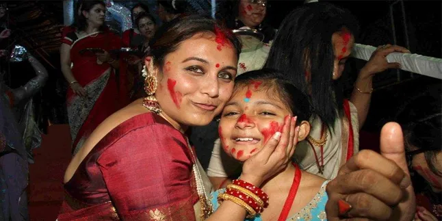 Langka, Rani Mukherjee Tertangkap Kamera Jalan Bareng Suaminya Langka, Rani Mukherjee Tertangkap Kamera Jalan Bareng Suaminya