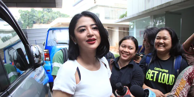 Laporan CEO Lamborghini, Polisi Belum Akan Panggil Dewi Perssik Laporan CEO Lamborghini, Polisi Belum Akan Panggil Dewi Perssik