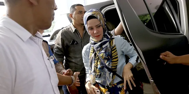 Laporkan Vicky Prasetyo Atas Kasus Pengerusakan, Angel Lelga Jadikan Fiki Alman Saksi Laporkan Vicky Prasetyo Atas Kasus Pengerusakan, Angel Lelga Jadikan Fiki Alman Saksi