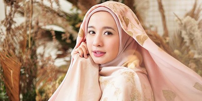 Laudya Cynthia Bella Posts a Selfie During Eid, Netizens Question the Existence of Engku Emran
