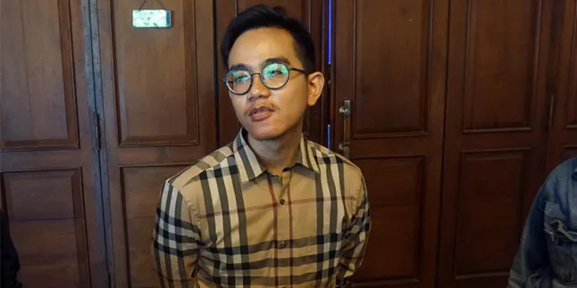 Launching Bisnis Baru, Gibran Rakabuming Diserbu Ibu-Ibu yang Minta Foto Bareng Launching Bisnis Baru, Gibran Rakabuming Diserbu Ibu-Ibu yang Minta Foto Bareng