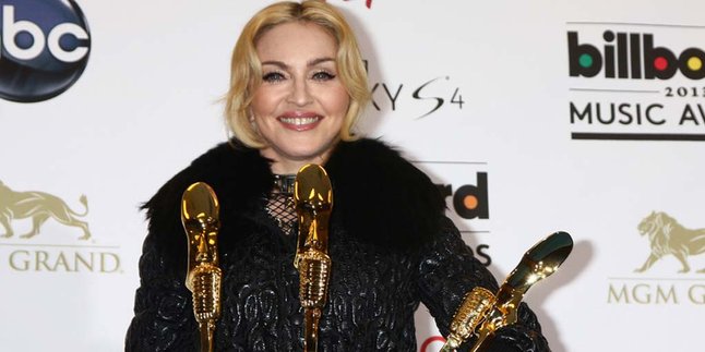 Lawan Para Pengguna Narkotika, Madonna Buat Lagu 'Devil Prays'