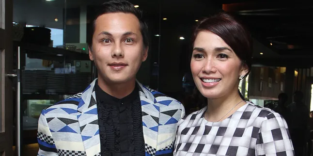 Lebaran, Andhika Beri Kado Mobil Mewah Untuk Ussy Sulistiawaty