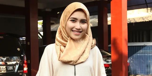 Lebaran, Ayu Ting Ting Jadi Sering Posting Foto Cantik Berhijab Lebaran, Ayu Ting Ting Jadi Sering Posting Foto Cantik Berhijab
