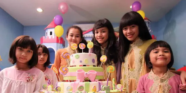 Lebaran, Fira dan Della Lollipop Keliling ke Rumah Kerabat