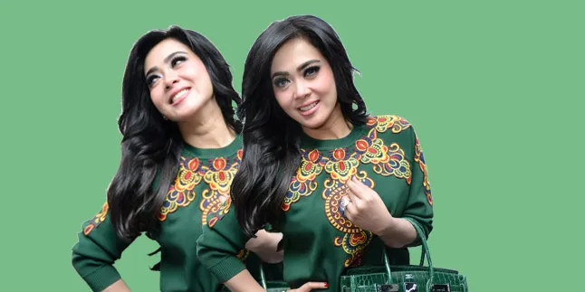 Lebaran Mewah, Syahrini dan Keluarga Kompak Pakai Gamis Emas