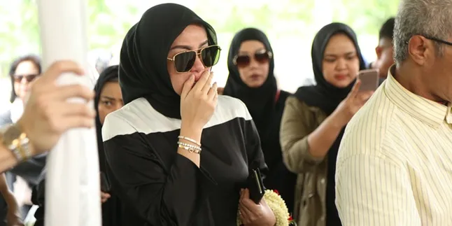 Lebaran Pertama Tanpa Ayah, Olla Ramlan: Nikmatin Ajalah Lebaran Pertama Tanpa Ayah, Olla Ramlan: Nikmatin Ajalah