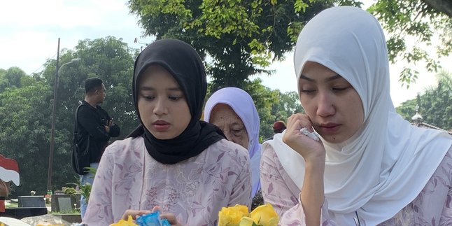 First Lebaran Without Dante, Tamara Tyasmara Couldn't Hold Back Tears at Her Son's Grave