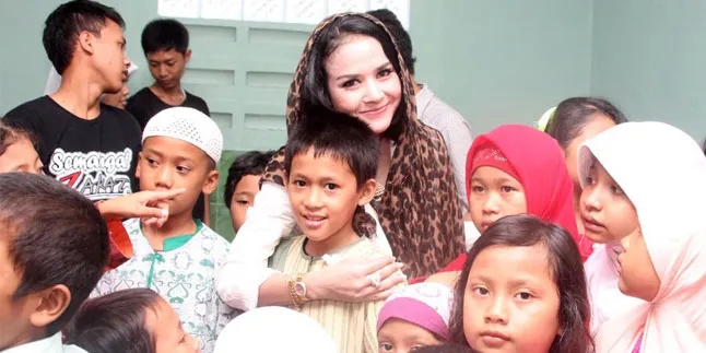 Lebaran Tahun Ini, Cynthiara Alona Pakai Kerudung