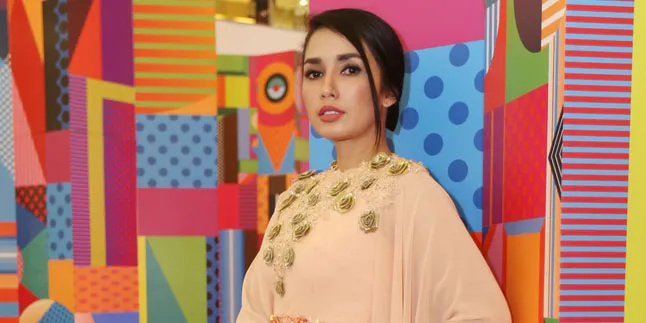 Lebaran, Ussy Sulistiawaty Siapkan Baju Batik 'Seragam' Lebaran, Ussy Sulistiawaty Siapkan Baju Batik 'Seragam'