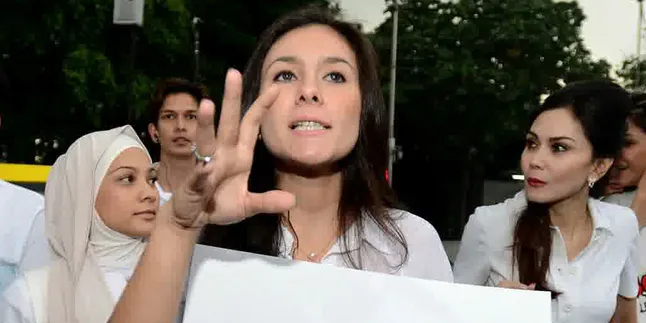 Lebaran, Wulan Guritno Jadi Pembantu Lebaran, Wulan Guritno Jadi Pembantu