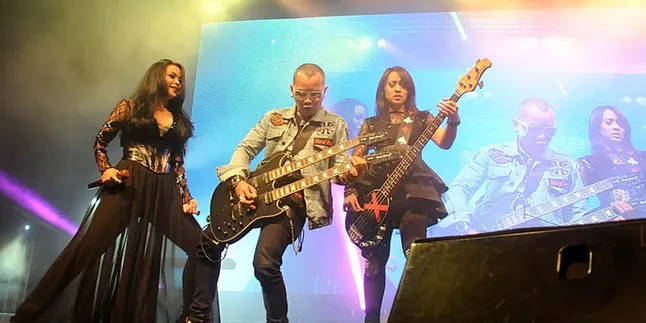 Lebih Glam Rock, Kotak: Album 'Never Dies' Sempurna!