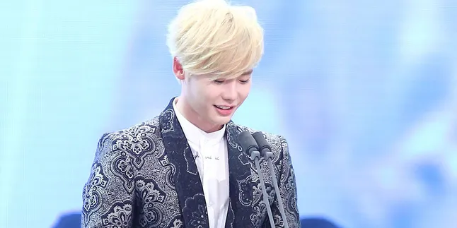 Lee Jong Suk Kembali Warnai Hitam Rambutnya