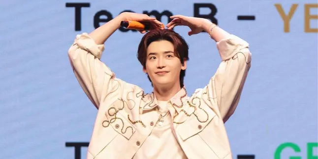 Lee Jong Suk Luncurkan Official Light Stick Jelang Tur Fan Meeting Asia 2025 Lee Jong Suk Luncurkan Official Light Stick Jelang Tur Fan Meeting Asia 2025