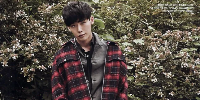 Lee Jong Suk Masuk Kuliah, Teman Sebangku Nggak Histeris? Lee Jong Suk Masuk Kuliah, Teman Sebangku Nggak Histeris?