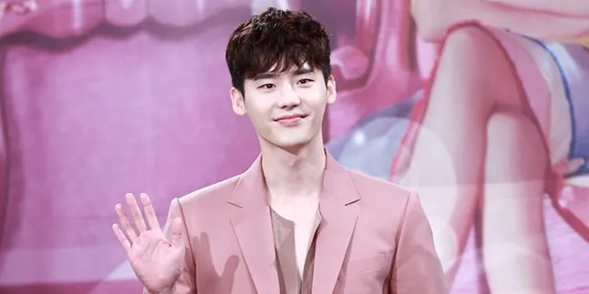 Lee Jong Suk Pilih Tunda Wajib Militer Demi Selesaikan Kuliah S2 Lee Jong Suk Pilih Tunda Wajib Militer Demi Selesaikan Kuliah S2
