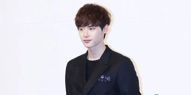 Lee Jong Suk Tak Dapat Kontrak Iklan, Pamor Mulai Menurun? Lee Jong Suk Tak Dapat Kontrak Iklan, Pamor Mulai Menurun?