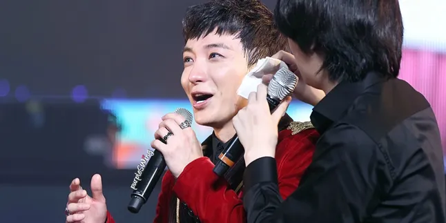 Leeteuk Kaget dan Panik Ada High Heels di Dorm SuJu, Punya Siapa? Leeteuk Kaget dan Panik Ada High Heels di Dorm SuJu, Punya Siapa?
