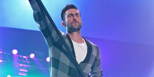 Leher Adam Levine Patah, Konser Maroon 5 di Korsel Harus Ditunda