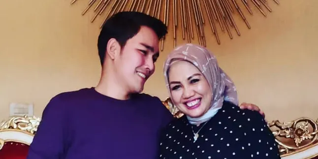 Lelah Dengar Nyinyiran Netizen, Elly Sugigi Putuskan Potong Gigi Lelah Dengar Nyinyiran Netizen, Elly Sugigi Putuskan Potong Gigi